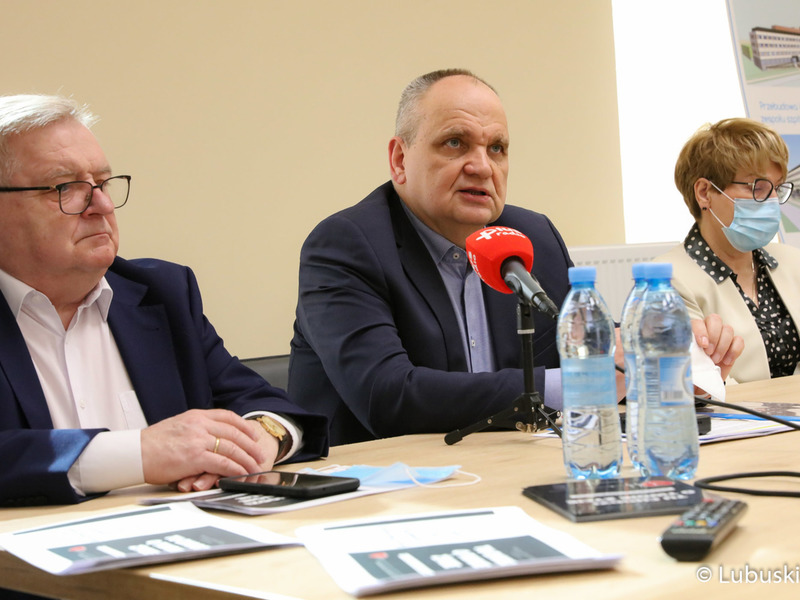 Uczestnicy konferencji prasowej w Ośrodku Radioterapii gorzowskiego szpitala