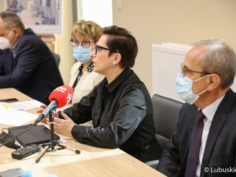 Uczestnicy konferencji prasowej w Ośrodku Radioterapii gorzowskiego szpitala