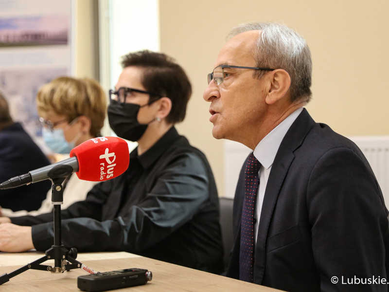 Uczestnicy konferencji prasowej w Ośrodku Radioterapii gorzowskiego szpitala