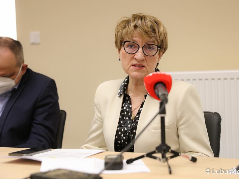 Uczestnicy konferencji prasowej w Ośrodku Radioterapii gorzowskiego szpitala