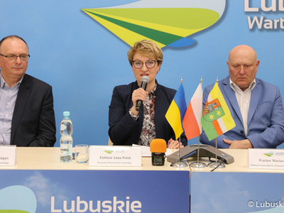 Marszałek Elżbieta Anna Polak, wicemarszałek Stanisław Tomczyszyn (z lewej) oraz przewodniczący Sejmiku Wacław Maciuszonek podczas konferencji prasowej podsumowującej dotychczasowe działania Samorządowego Sztabu Humanitarnego