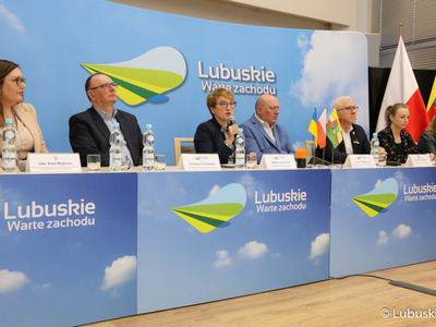 Uczestnicy konferencji prasowej podsumowującej dotychczasowe działania Samorządowego Sztabu Humanitarnego