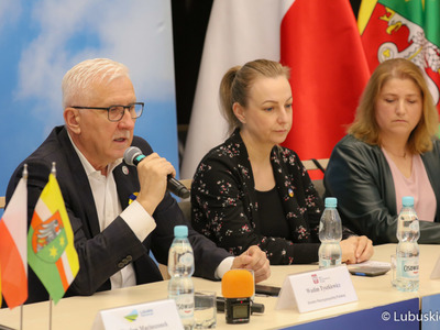 Senator Wadim Tyszkiewicz podczas konferencji prasowej podsumowującej dotychczasowe działania Samorządowego Sztabu Humanitarnego