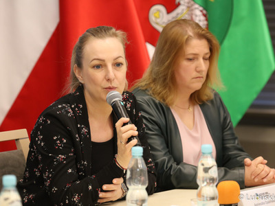 Dyr Biura Zrzeszenia Gmin Województwa Lubuskiego Agnieszka Opalińska (przy mikrofonie) podczas konferencji prasowej podsumowującej dotychczasowe działania Samorządowego Sztabu Humanitarnego