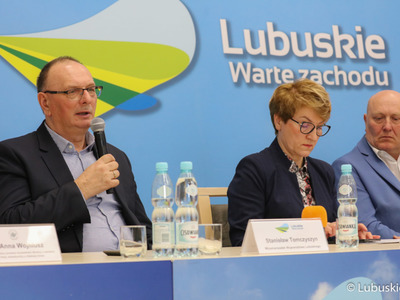 Wicemarszałek Stanisław Tomczyszyn (przy mikrofonie), marszałek Elżbieta Anna Polak oraz przewodniczący Sejmiku Wacław Maciuszonek podczas konferencji prasowej podsumowującej dotychczasowe działania Samorządowego Sztabu Humanitarnego