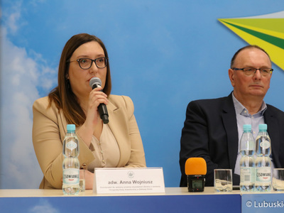 Koordynator ds. pomocy prawnej obywatelom Ukrainy z ramienia Okręgowej Rady Adwokackiej w Zielonej Górze Anna Wojniusz oraz wicemarszałek Stanisław Tomczyszyn podczas konferencji prasowej podsumowującej dotychczasowe działania Samorządowego Sztabu Humanitarnego
