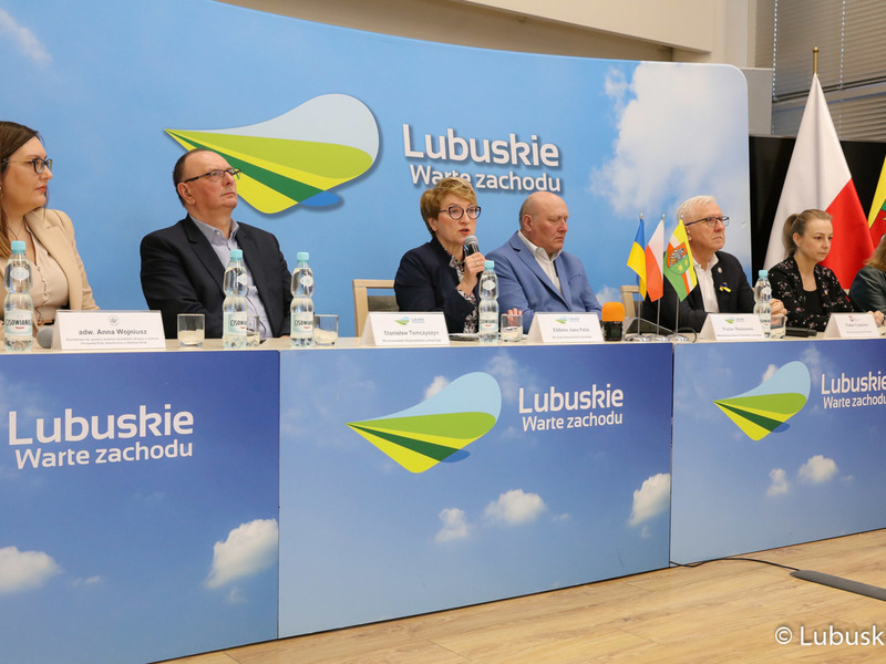 Uczestnicy konferencji prasowej podsumowującej dotychczasowe działania Samorządowego Sztabu Humanitarnego