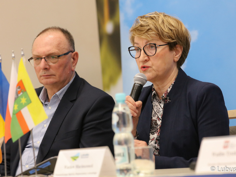 Marszałek Elżbieta Anna Polak oraz wicemarszałek Stanisław Tomczyszyn podczas konferencji prasowej podsumowującej dotychczasowe działania Samorządowego Sztabu Humanitarnego