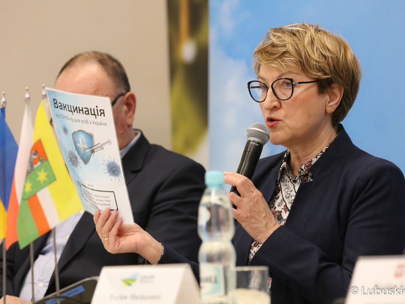 Marszałek Elżbieta Anna Polak podczas konferencji prasowej podsumowującej dotychczasowe działania Samorządowego Sztabu Humanitarnego