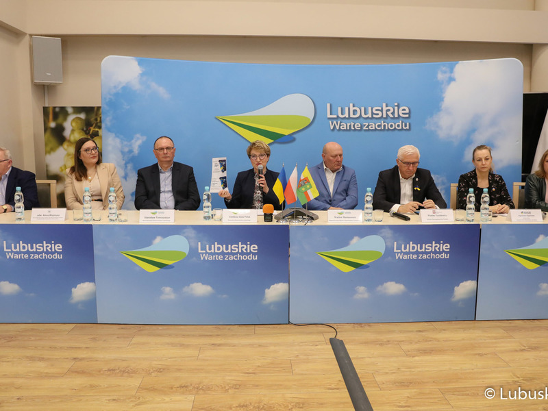 Uczestnicy konferencji prasowej podsumowującej dotychczasowe działania Samorządowego Sztabu Humanitarnego