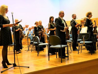 Porywający koncert pod batutą dyrygentki Marty Kluczyńskiej zakończył 25 marca 2022 r. Miesiąc Kobiet w Filharmonii Zielonogórskiej. Wydarzenie prowadziła honorowa Ambasadorka Województwa Lubuskiego Joanna Brodzik. Solistką była wiolonczelistka Weronika Strugała. 