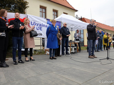 Wspólne śpiewanie hymnów Polski, Ukrainy oraz Unii Europejskiej towarzyszyło spotkaniu pod hasłem „Ukraina w UE” przy Palmiarni w Zielonej Górze. 