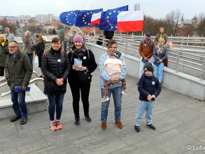 Wspólne śpiewanie hymnów Polski, Ukrainy oraz Unii Europejskiej towarzyszyło spotkaniu pod hasłem „Ukraina w UE” przy Palmiarni w Zielonej Górze. 