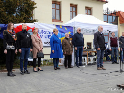 Wspólne śpiewanie hymnów Polski, Ukrainy oraz Unii Europejskiej towarzyszyło spotkaniu pod hasłem „Ukraina w UE” przy Palmiarni w Zielonej Górze. 