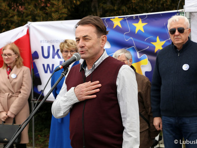 Wspólne śpiewanie hymnów Polski, Ukrainy oraz Unii Europejskiej pod hasłem „Ukraina w UE” przed Palmiarnią Zielonogórską