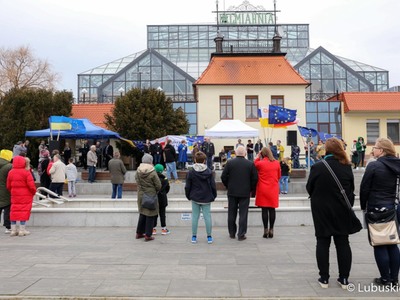 Wspólne śpiewanie hymnów Polski, Ukrainy oraz Unii Europejskiej towarzyszyło spotkaniu pod hasłem „Ukraina w UE” przy Palmiarni w Zielonej Górze. 
