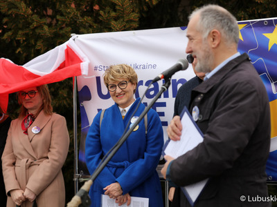 Przedstawiciele władz samorządowych, członkowie Komitetu Obrony Demokracji i mieszkańcy regionu zgromadzili się przy zielonogórskiej Palmiarni, aby wyrazić wsparcie dla walczących o wolność Ukraińców. 
