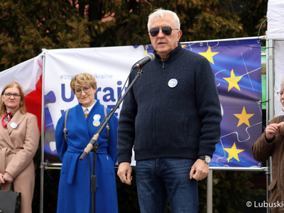 Przedstawiciele władz samorządowych, członkowie Komitetu Obrony Demokracji i mieszkańcy regionu zgromadzili się przy zielonogórskiej Palmiarni, aby wyrazić wsparcie dla walczących o wolność Ukraińców. 