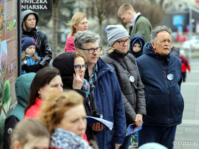 Wspólne śpiewanie hymnów Polski, Ukrainy oraz Unii Europejskiej towarzyszyło spotkaniu pod hasłem „Ukraina w UE” przy Palmiarni w Zielonej Górze. 