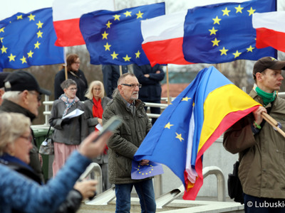 Wspólne śpiewanie hymnów Polski, Ukrainy oraz Unii Europejskiej towarzyszyło spotkaniu pod hasłem „Ukraina w UE” przy Palmiarni w Zielonej Górze. 