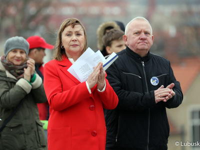 Wspólne śpiewanie hymnów Polski, Ukrainy oraz Unii Europejskiej towarzyszyło spotkaniu pod hasłem „Ukraina w UE” przy Palmiarni w Zielonej Górze. 