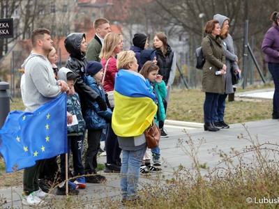 Wspólne śpiewanie hymnów Polski, Ukrainy oraz Unii Europejskiej towarzyszyło spotkaniu pod hasłem „Ukraina w UE” przy Palmiarni w Zielonej Górze. 