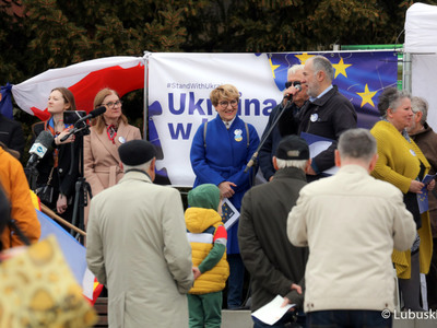 Przedstawiciele władz samorządowych, członkowie Komitetu Obrony Demokracji i mieszkańcy regionu zgromadzili się przy zielonogórskiej Palmiarni, aby wyrazić wsparcie dla walczących o wolność Ukraińców. 