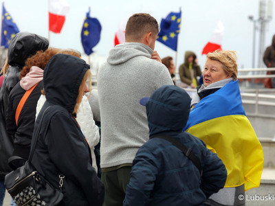 Wspólne śpiewanie hymnów Polski, Ukrainy oraz Unii Europejskiej towarzyszyło spotkaniu pod hasłem „Ukraina w UE” przy Palmiarni w Zielonej Górze. 