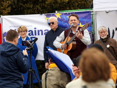 Wspólne śpiewanie hymnów Polski, Ukrainy oraz Unii Europejskiej towarzyszyło spotkaniu pod hasłem „Ukraina w UE” przy Palmiarni w Zielonej Górze. 