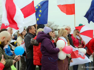 Wspólne śpiewanie hymnów Polski, Ukrainy oraz Unii Europejskiej towarzyszyło spotkaniu pod hasłem „Ukraina w UE” przy Palmiarni w Zielonej Górze. 