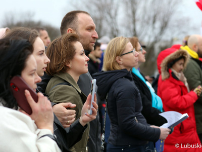 Wspólne śpiewanie hymnów Polski, Ukrainy oraz Unii Europejskiej towarzyszyło spotkaniu pod hasłem „Ukraina w UE” przy Palmiarni w Zielonej Górze. 