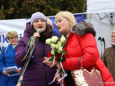Wspólne śpiewanie hymnów Polski, Ukrainy oraz Unii Europejskiej towarzyszyło spotkaniu pod hasłem „Ukraina w UE” przy Palmiarni w Zielonej Górze. 