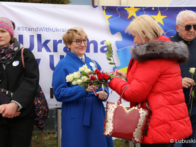 Przedstawiciele władz samorządowych, członkowie Komitetu Obrony Demokracji i mieszkańcy regionu zgromadzili się przy zielonogórskiej Palmiarni, aby wyrazić wsparcie dla walczących o wolność Ukraińców. 