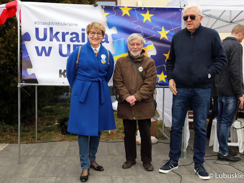Przedstawiciele władz samorządowych, członkowie Komitetu Obrony Demokracji i mieszkańcy regionu zgromadzili się przy zielonogórskiej Palmiarni, aby wyrazić wsparcie dla walczących o wolność Ukraińców.