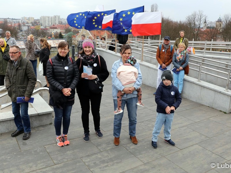 Wspólne śpiewanie hymnów Polski, Ukrainy oraz Unii Europejskiej towarzyszyło spotkaniu pod hasłem „Ukraina w UE” przy Palmiarni w Zielonej Górze.