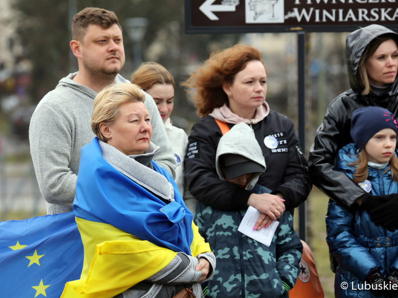 Wspólne śpiewanie hymnów Polski, Ukrainy oraz Unii Europejskiej towarzyszyło spotkaniu pod hasłem „Ukraina w UE” przy Palmiarni w Zielonej Górze.