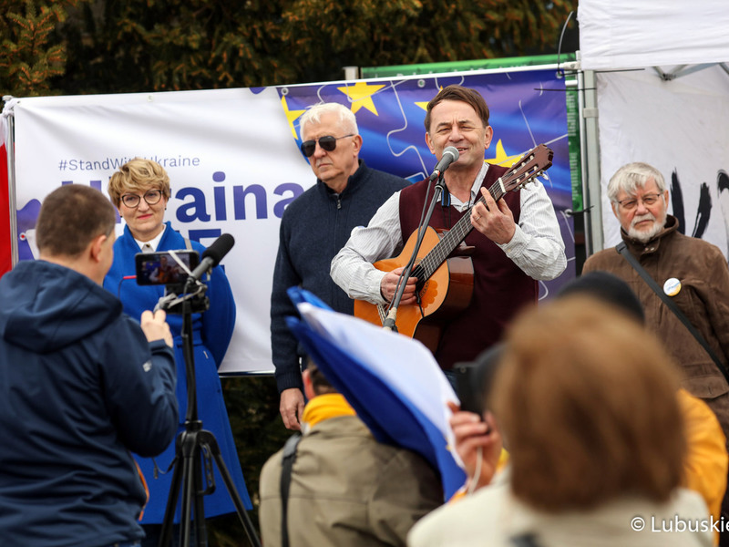 Wspólne śpiewanie hymnów Polski, Ukrainy oraz Unii Europejskiej towarzyszyło spotkaniu pod hasłem „Ukraina w UE” przy Palmiarni w Zielonej Górze.
