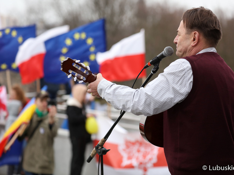 Wspólne śpiewanie hymnów Polski, Ukrainy oraz Unii Europejskiej towarzyszyło spotkaniu pod hasłem „Ukraina w UE” przy Palmiarni w Zielonej Górze.
