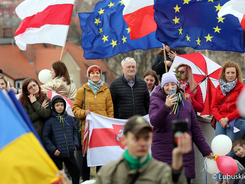 Wspólne śpiewanie hymnów Polski, Ukrainy oraz Unii Europejskiej towarzyszyło spotkaniu pod hasłem „Ukraina w UE” przy Palmiarni w Zielonej Górze.