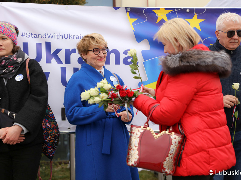 Przedstawiciele władz samorządowych, członkowie Komitetu Obrony Demokracji i mieszkańcy regionu zgromadzili się przy zielonogórskiej Palmiarni, aby wyrazić wsparcie dla walczących o wolność Ukraińców.