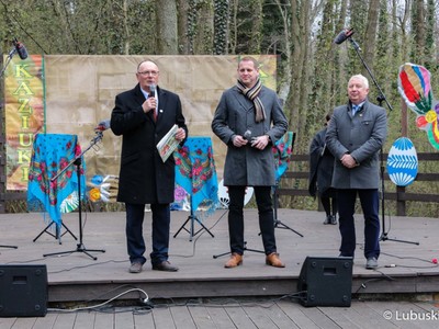 Wicemarszałkowie Stanisław Tomczyszyn i Łukasz Porycki na Kaziukach w zielonogórskim skansenie
