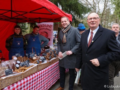 Wicemarszalkowie Stanisław Tomczyczyn i Łukasz Porycki na Kaziukach w zielonogórskim skansenie
