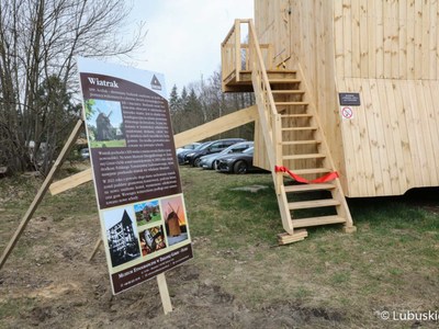 Otwarcie odnowionego zabytku na terenie muzeum: to XIX-wieczny wiatrak z Kiełcza w powiecie nowosolskim. Obiekt został sprowadzony do Ochli już w 2003 roku dzięki staraniom Polskiego Towarzystwa Ludoznawczego. Organizacja przekazała wiatrak Muzeum Etnograficznemu. Trzeba było jednak poddać go gruntownej konserwacji – w 2021 r. wymieniono odeskowanie, gont, zamontowano też nowe schody.