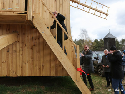Otwarcie odnowionego zabytku na terenie muzeum: to XIX-wieczny wiatrak z Kiełcza w powiecie nowosolskim. Obiekt został sprowadzony do Ochli już w 2003 roku dzięki staraniom Polskiego Towarzystwa Ludoznawczego. Organizacja przekazała wiatrak Muzeum Etnograficznemu. Trzeba było jednak poddać go gruntownej konserwacji – w 2021 r. wymieniono odeskowanie, gont, zamontowano też nowe schody.