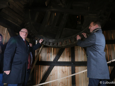 Wnętrze odnowionego zabytku na terenie muzeum: to XIX-wieczny wiatrak z Kiełcza w powiecie nowosolskim. Obiekt został sprowadzony do Ochli już w 2003 roku dzięki staraniom Polskiego Towarzystwa Ludoznawczego. Organizacja przekazała wiatrak Muzeum Etnograficznemu. Trzeba było jednak poddać go gruntownej konserwacji – w 2021 r. wymieniono odeskowanie, gont, zamontowano też nowe schody.