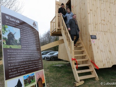 Otwarcie odnowionego zabytku na terenie muzeum: to XIX-wieczny wiatrak z Kiełcza w powiecie nowosolskim. Obiekt został sprowadzony do Ochli już w 2003 roku dzięki staraniom Polskiego Towarzystwa Ludoznawczego. Organizacja przekazała wiatrak Muzeum Etnograficznemu. Trzeba było jednak poddać go gruntownej konserwacji – w 2021 r. wymieniono odeskowanie, gont, zamontowano też nowe schody.