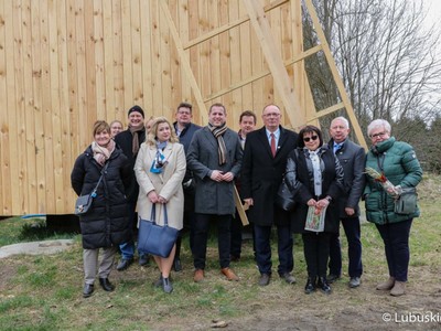 Otwarcie odnowionego zabytku na terenie muzeum: to XIX-wieczny wiatrak z Kiełcza w powiecie nowosolskim. Obiekt został sprowadzony do Ochli już w 2003 roku dzięki staraniom Polskiego Towarzystwa Ludoznawczego. Organizacja przekazała wiatrak Muzeum Etnograficznemu. Trzeba było jednak poddać go gruntownej konserwacji – w 2021 r. wymieniono odeskowanie, gont, zamontowano też nowe schody.