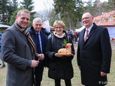 Marszałek Elżbieta Anna Polak, wicemarszalkowie Stanisław Tomczyszyn i Łukasz Porycki oraz dyrektor Lubuskiego Centrum Produktu Regionalnego Jacek Urbański na Kaziukach w zielonogórskim skansenie
