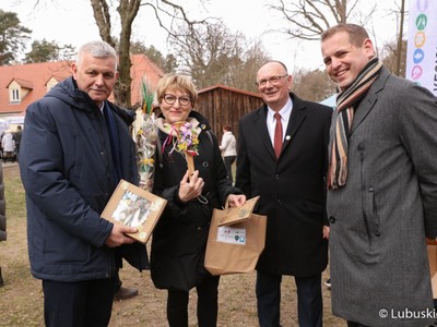 Marszałek Elżbieta Anna Polak, wicemarszałkowie Stanisław Tomczyszyn i Łukasz Porycki oraz dyrektor Lubuskiego Centrum Produktu Regionalnego Jacek Urbański, na Kaziukach w zielonogórskim skansenie

