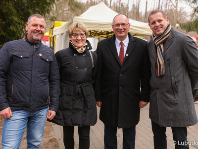 Marszałek Elżbieta Anna Polak oraz wicemarszałkowie Stanisław Tomczyszyn i Łukasz Porycki na Kaziukach w zielonogórskim skansenie
